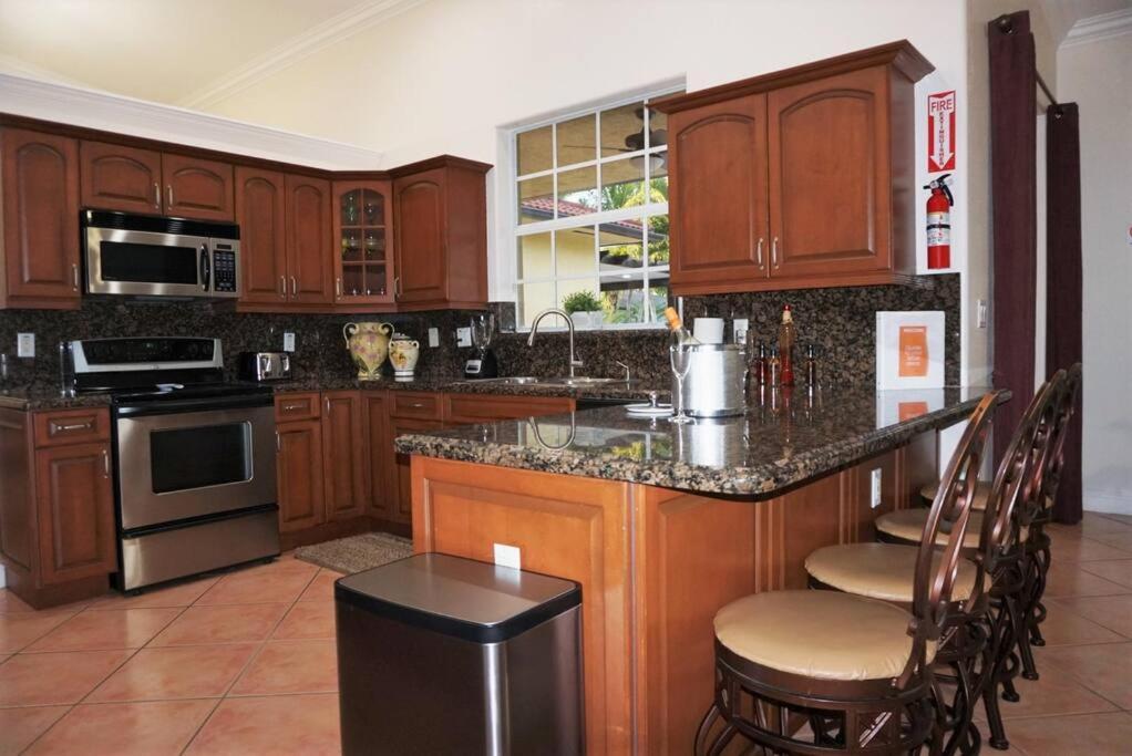 New Luxury Vacation Dream Rental- Sleeps 15! Miami Eksteriør bilde